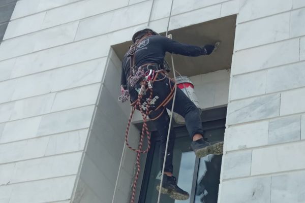 עבודה בגובה סנפלינג במרכז