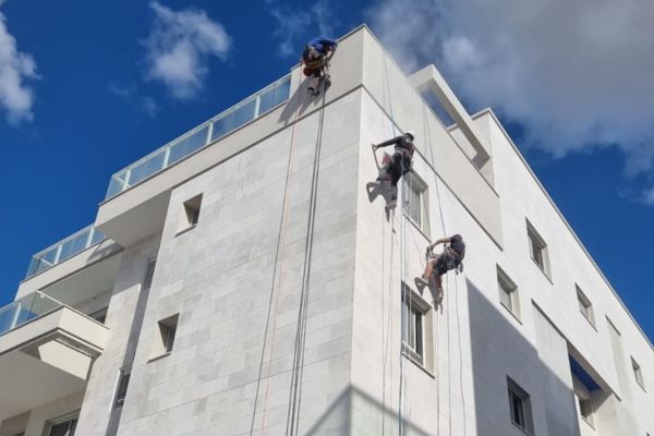 תיקון קיר חיצוני בבניין משותף